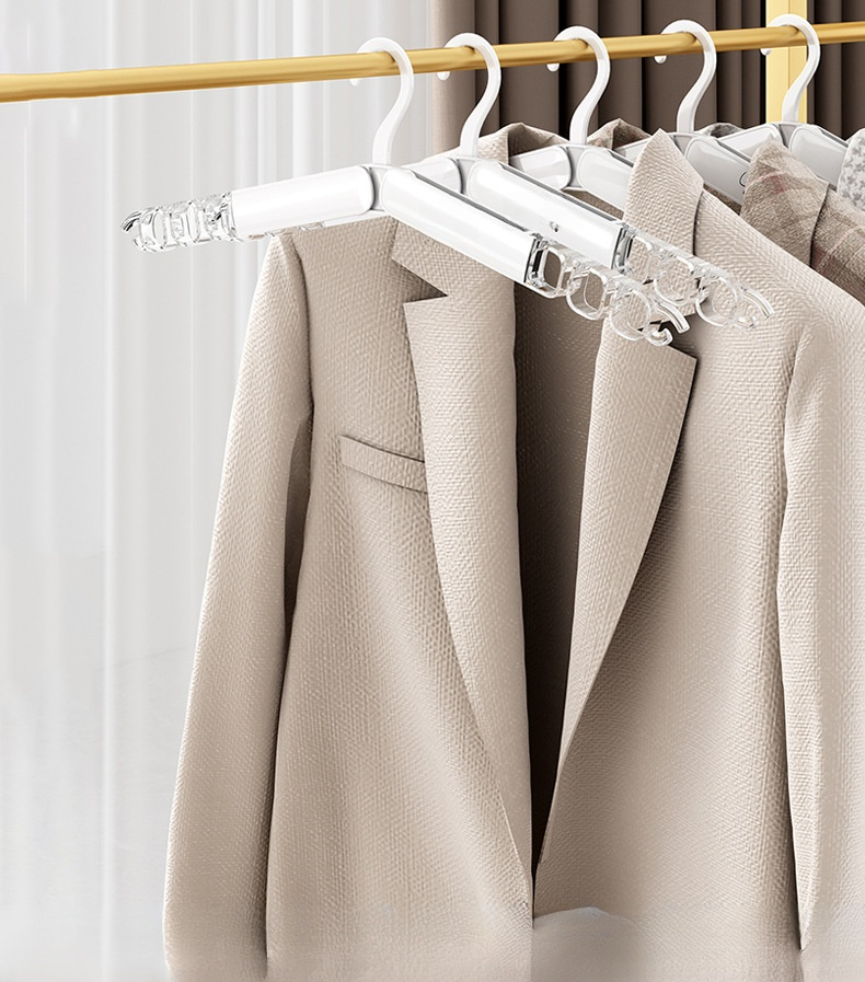 Detail skládacího magického věšáku na šaty pro venkovní použití