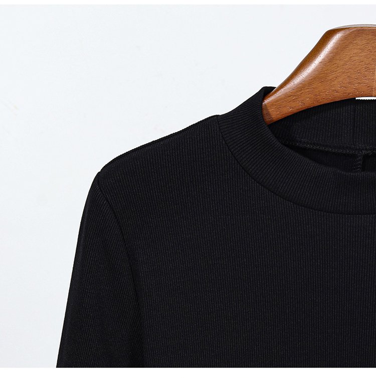 シンプルで上品なロングワンピースのフロントスタイル