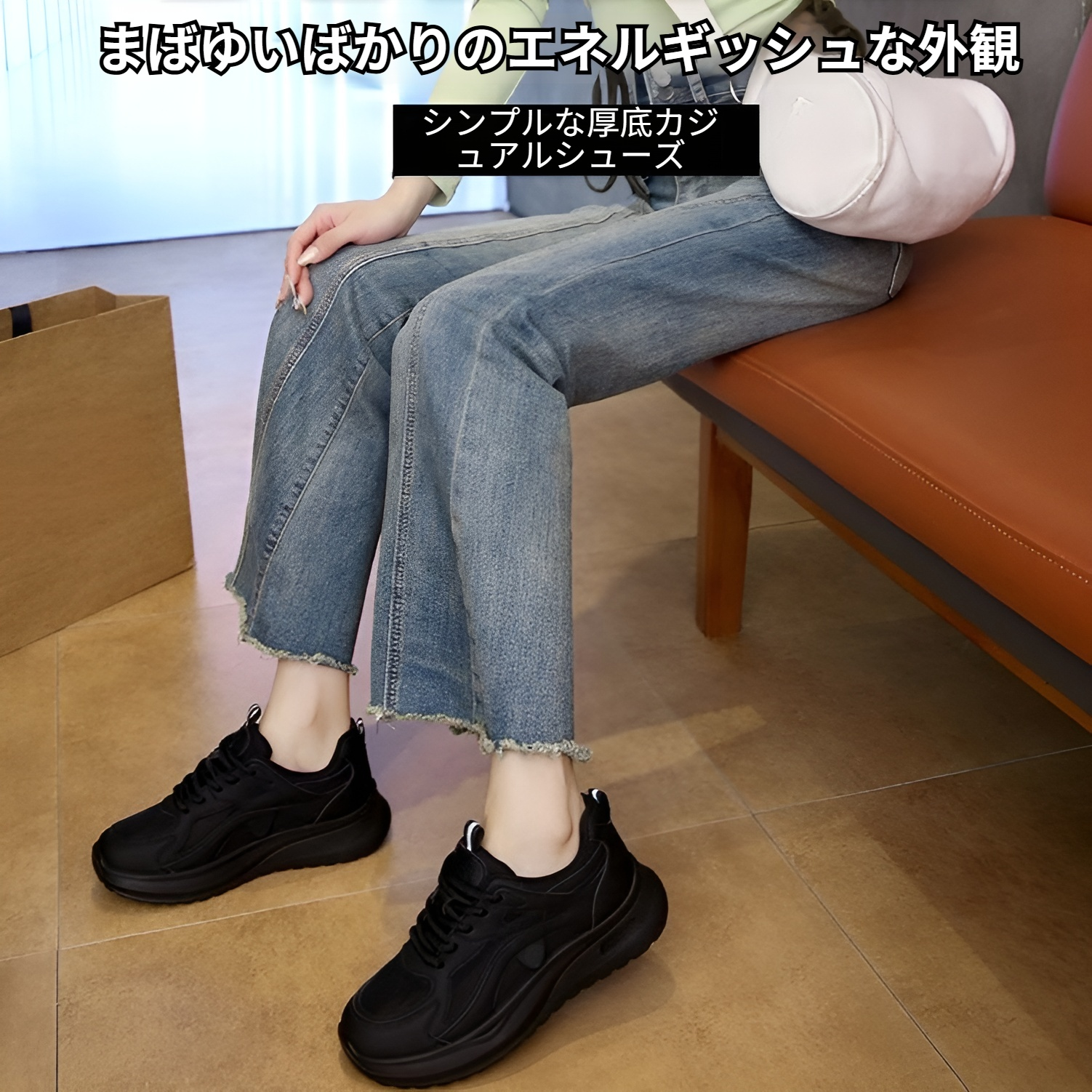 女性用黒いソフトソールスニーカー全体画像