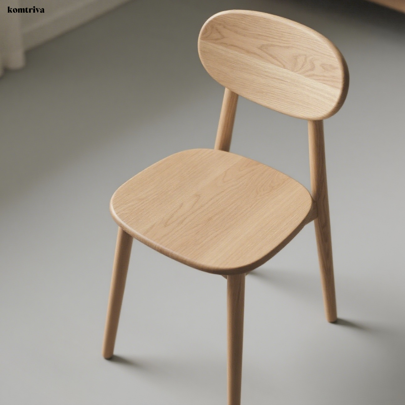 天然木のシンプルなダイニングチェア正面画像