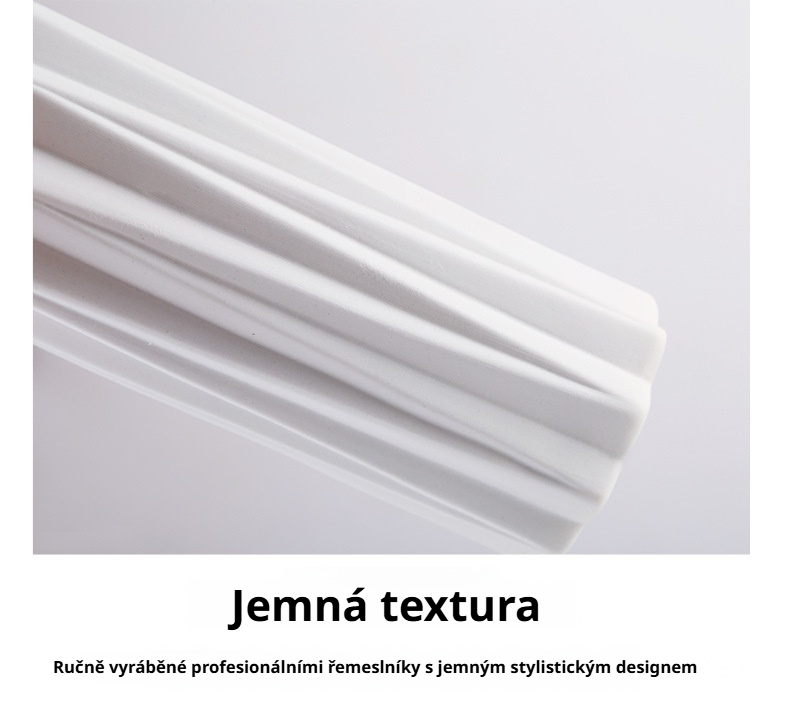 Váza na polici v obývacím pokoji