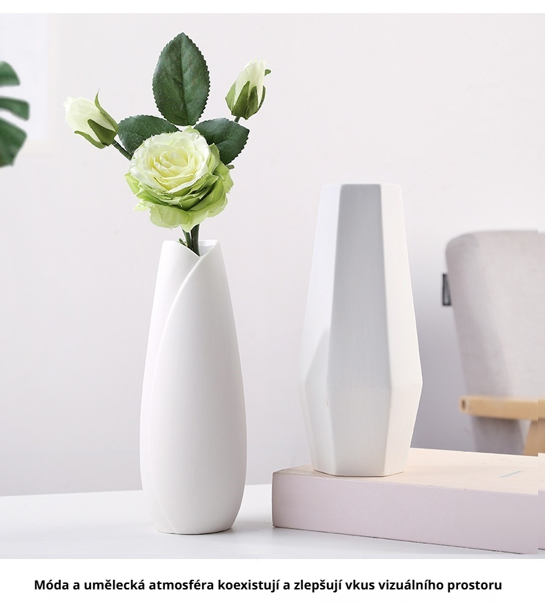 Keramická váza s čerstvými květinami