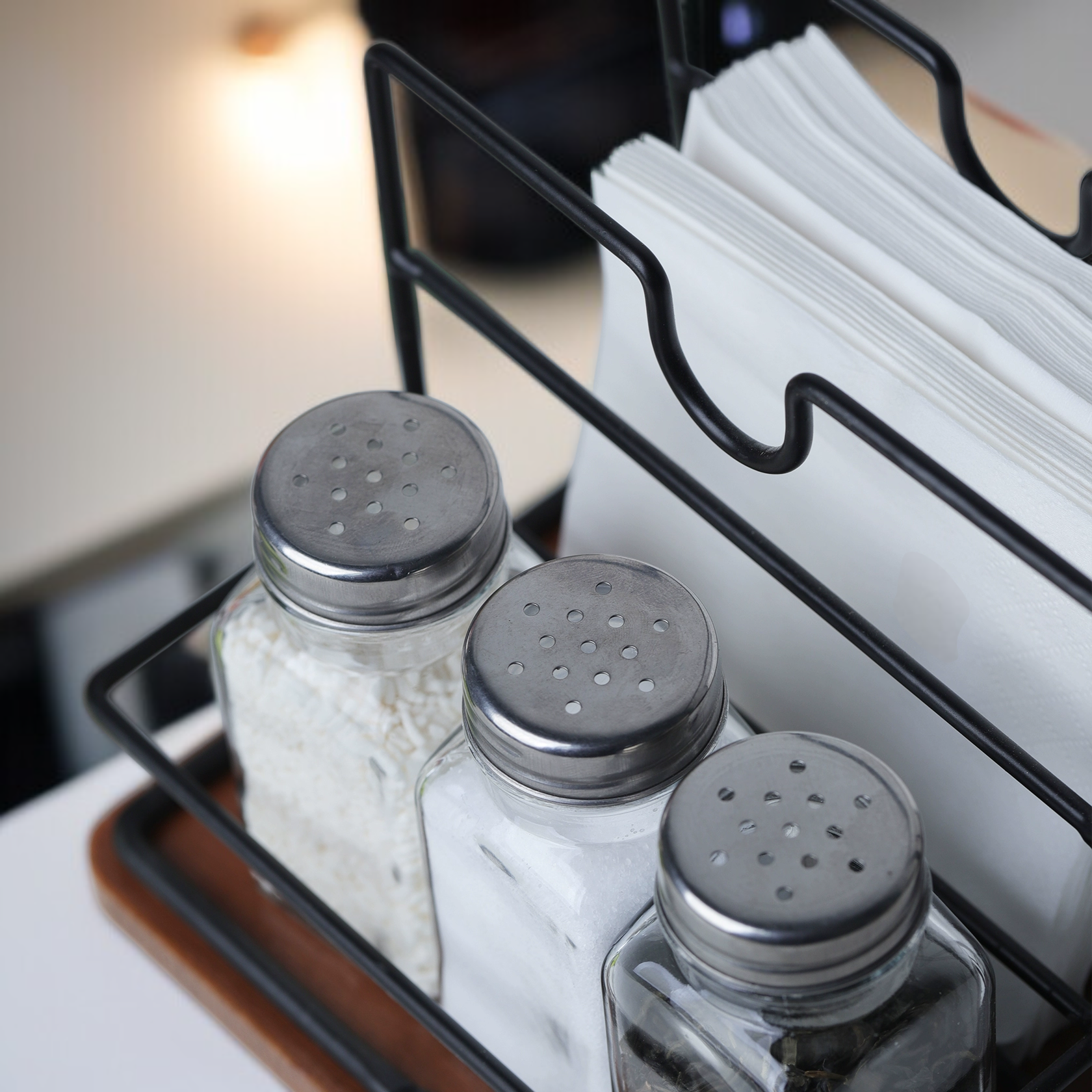 주방에 놓인 조미료 보관 선반