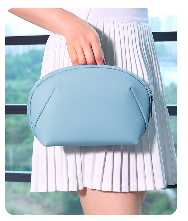 スプラッシュ防止素材のガジェットポーチ