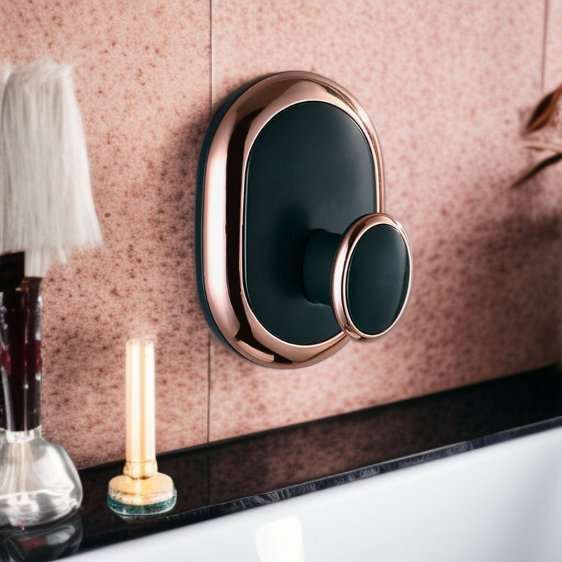 다양한 욕실 소품을 걸 수 있는 무타공 고리