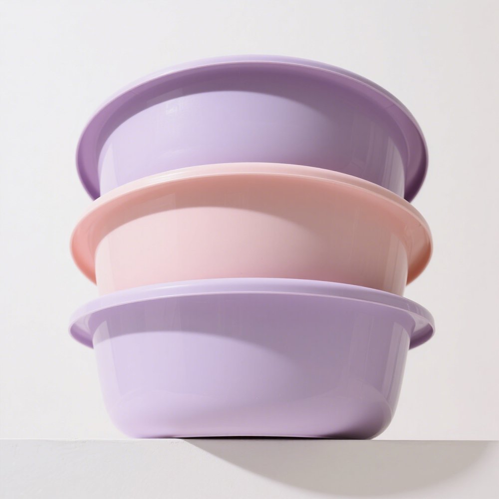 Niedliches Waschbecken in reiner Farbe im modernen Badezimmer