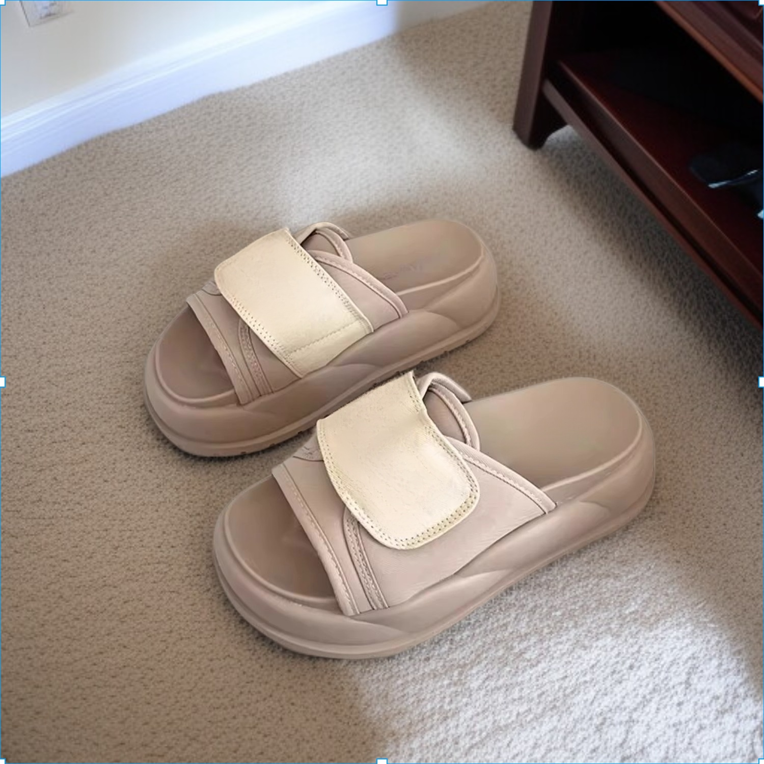 女性のための美しい厚底の身長アップサンダル、夏の屋外でのスカートとの着用に適しています、外出用の2025年の新しいスタイルのフレンチフラットスリッパ