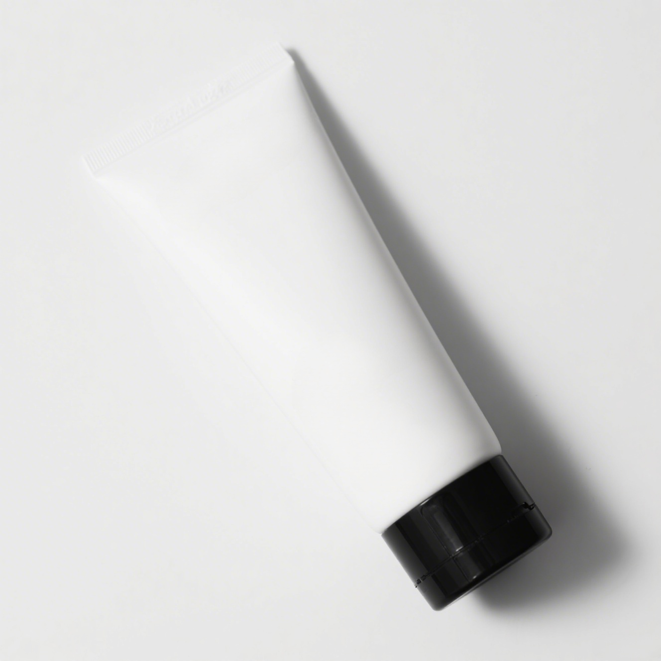 Zvlhčující tělové mléko s niacinamidem pro bělení, svěžest a dlouhotrvající vůni.