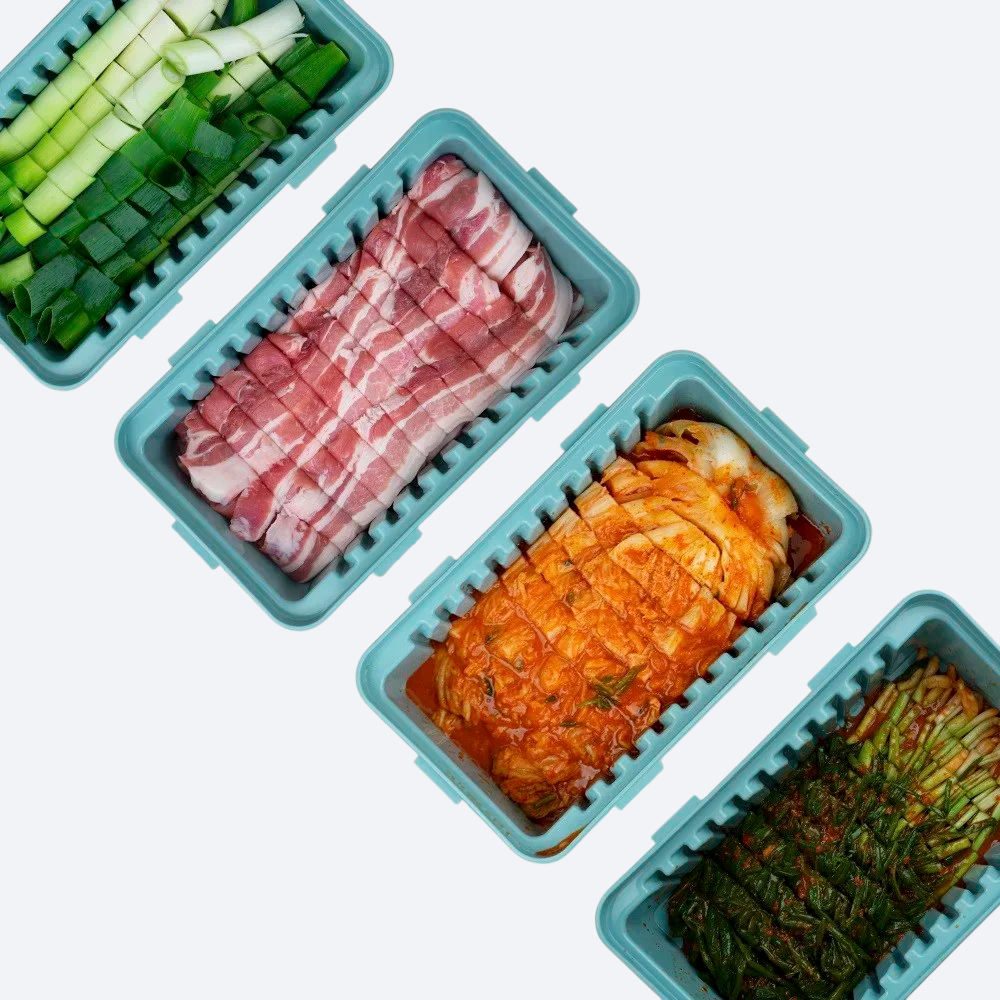 食品を小分けにして冷凍保存用ボックスに入れる