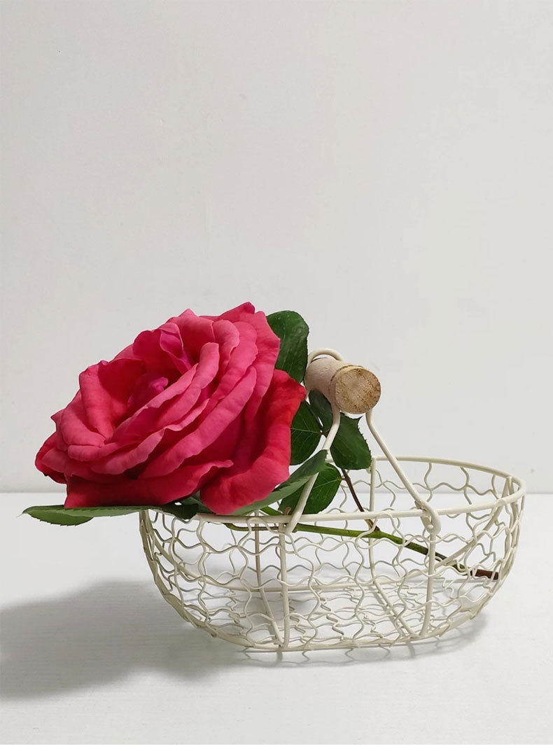 フルーツを盛り付けたパンバスケット