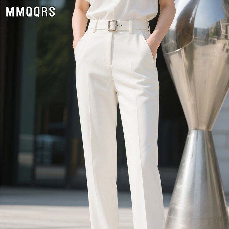 ハイウエストで細身に見えるショートパンツです