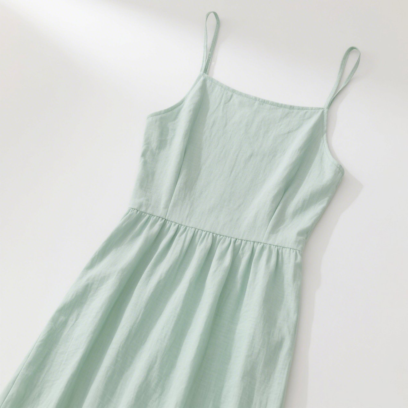 ミントグリーンカラーのキャミソールドレス