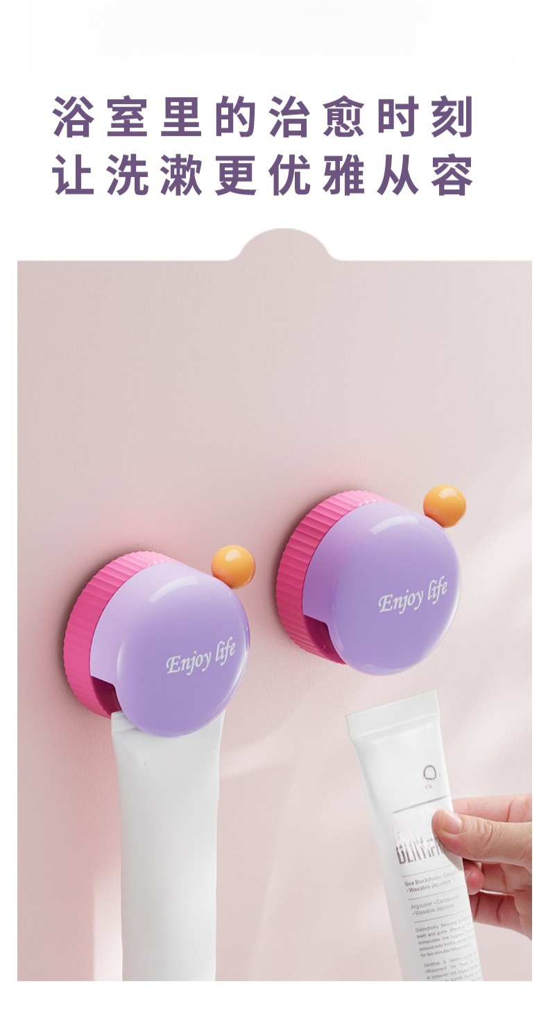 욕실 용품 정리하는 치약 선반