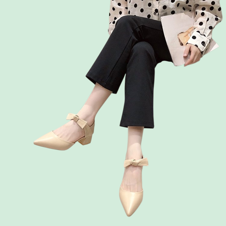 뾰족한 앞코와 빈틈이 있는 리본 장식 플랫 슈즈