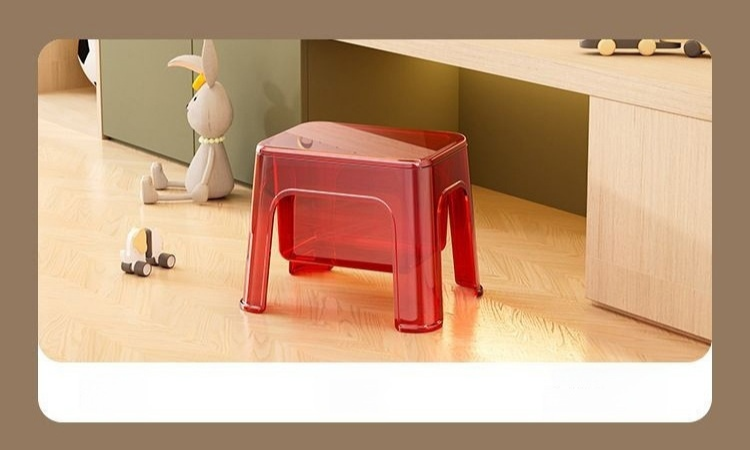 Transparentny stołek z solidną konstrukcją