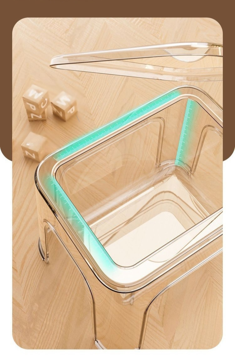 Stołek transparentny jako schowek na zabawki