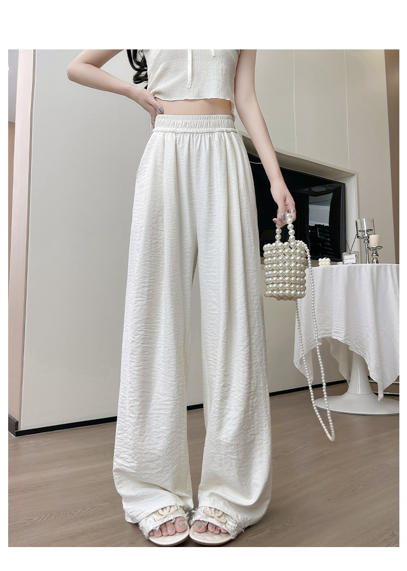 アイスシルク素材のドレープ感が美しいクリームパンツ