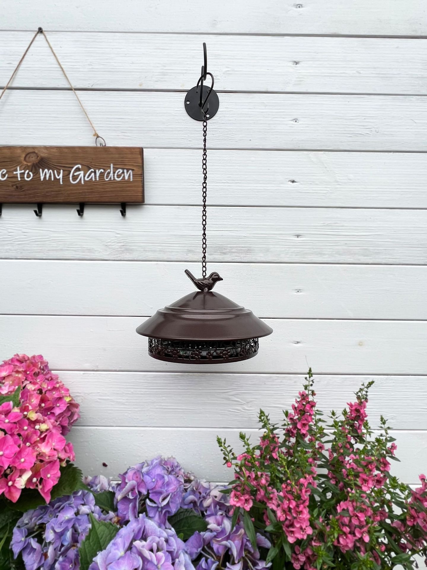 アウトドアやキャンプに最適な吊り下げ蚊取り線香箱