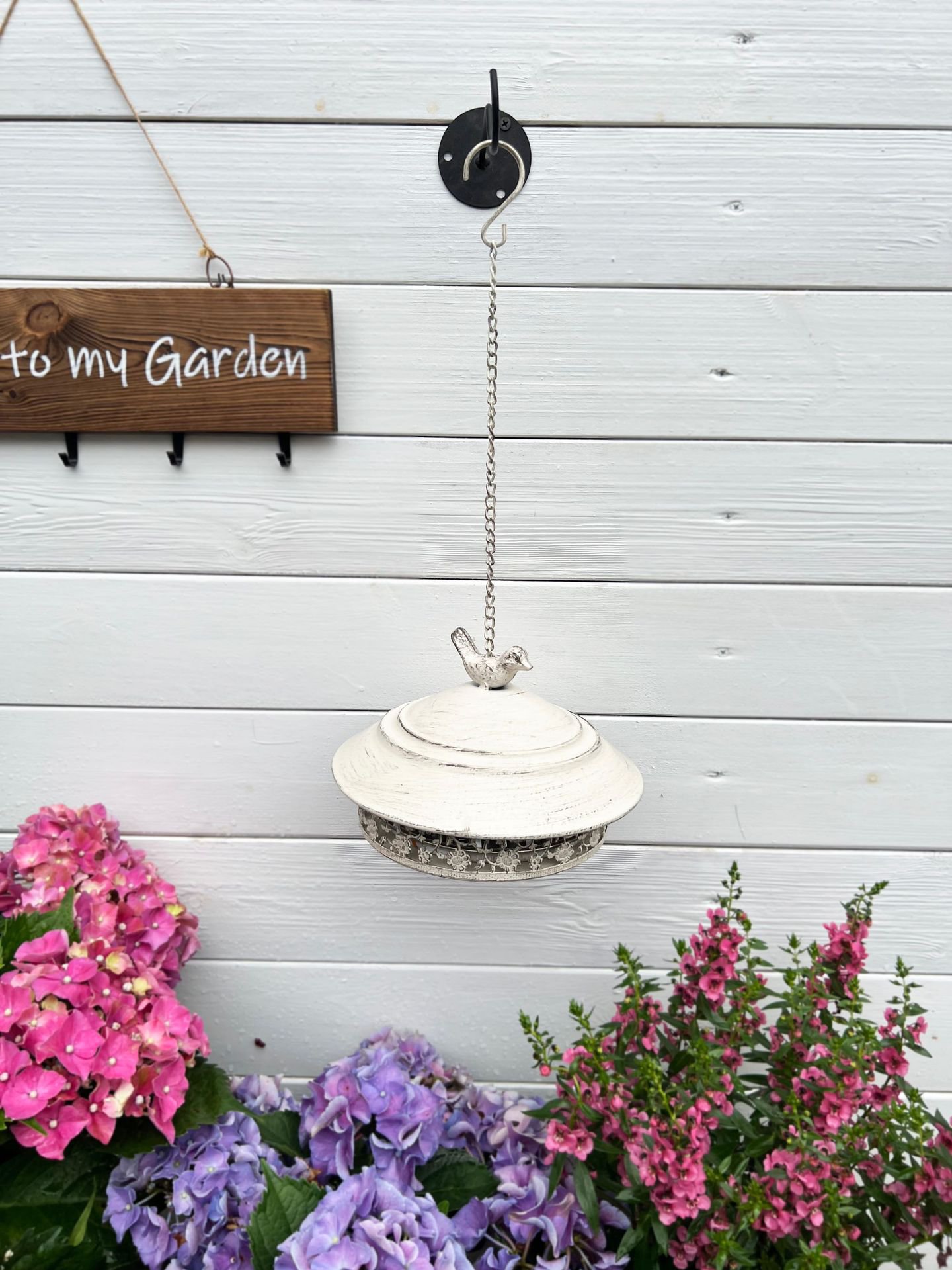 アウトドアテーブルに置いた蚊取り線香箱の様子