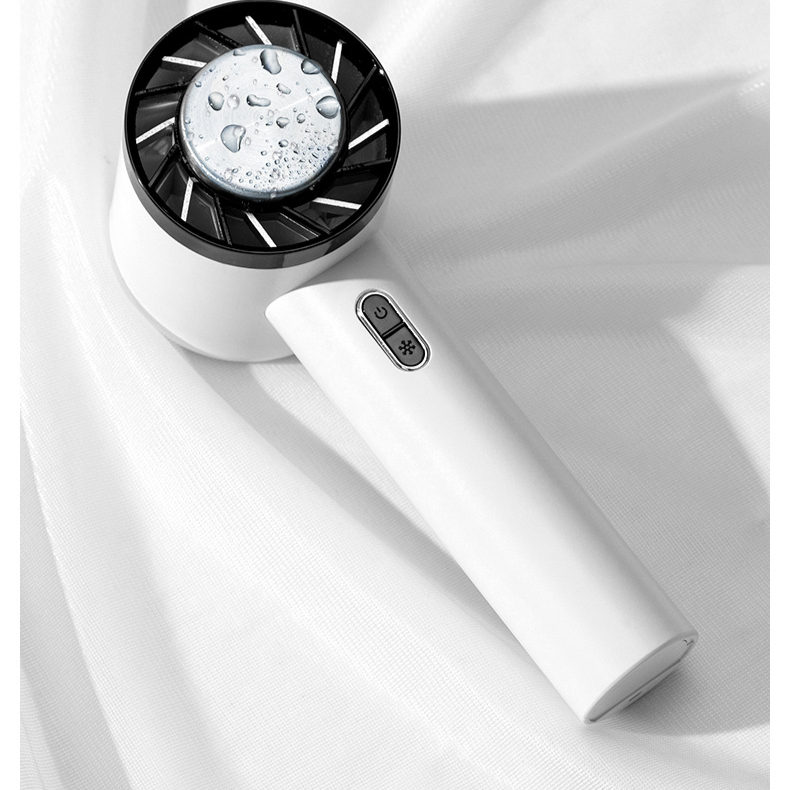 コンパクトなデザインの冷風扇で常夏気分を味わおう