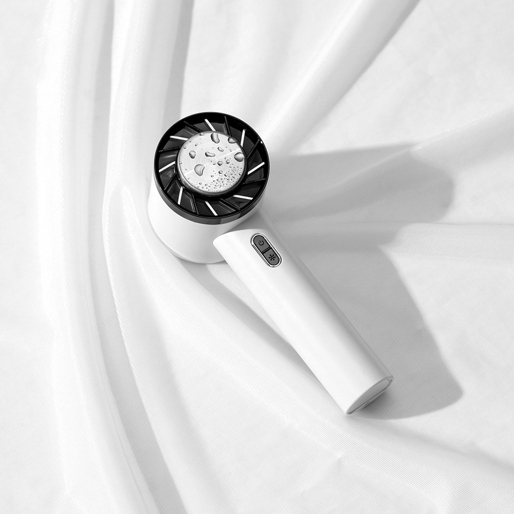 コンパクトなデザインの冷風扇で常夏気分を味わおう