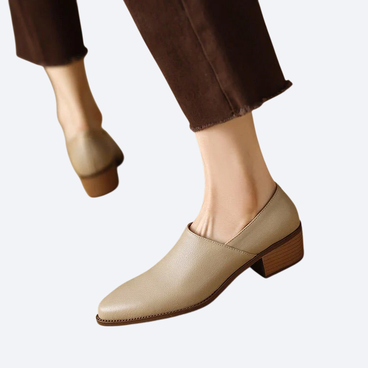 حذاء من جلد الغنم مع مقدمة مدببة بتصميم عتيق