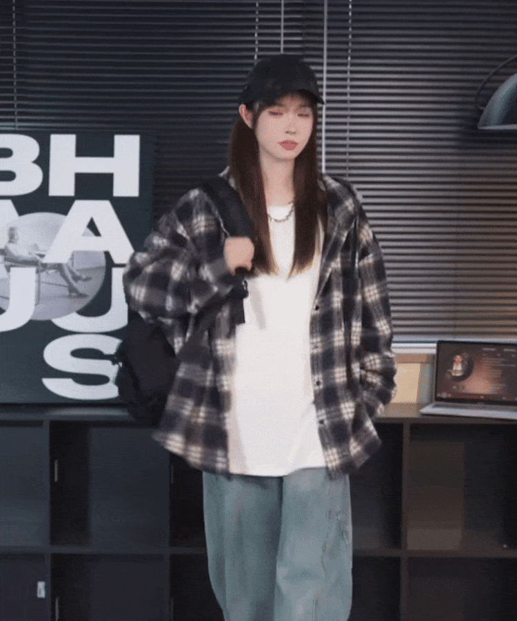 ルーズスタイルのフード付きチェック柄シャツ