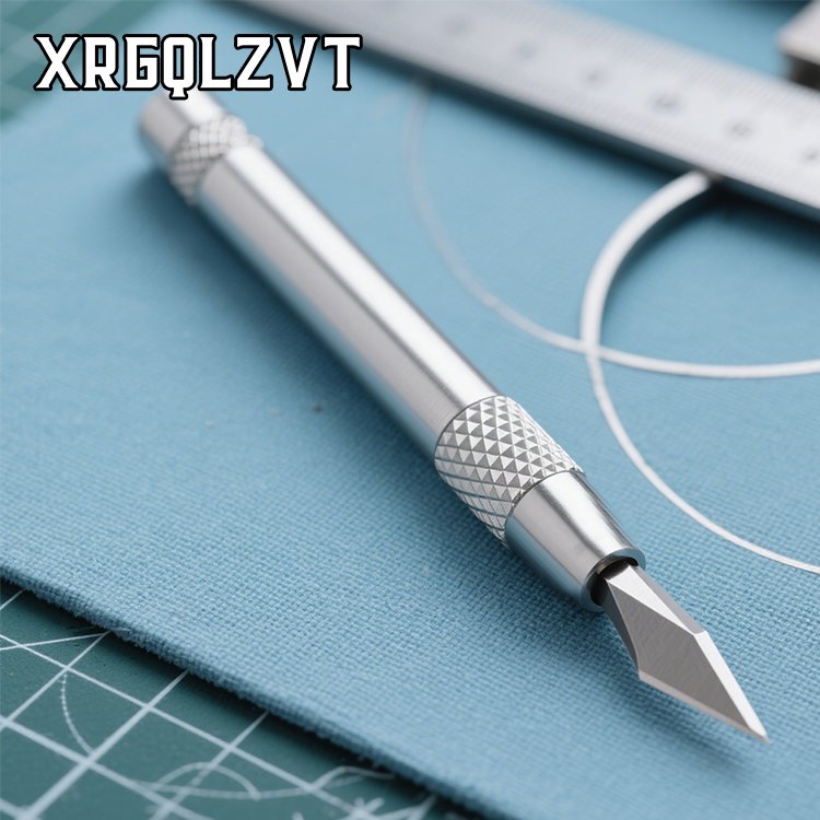 손으로 조각한 칼