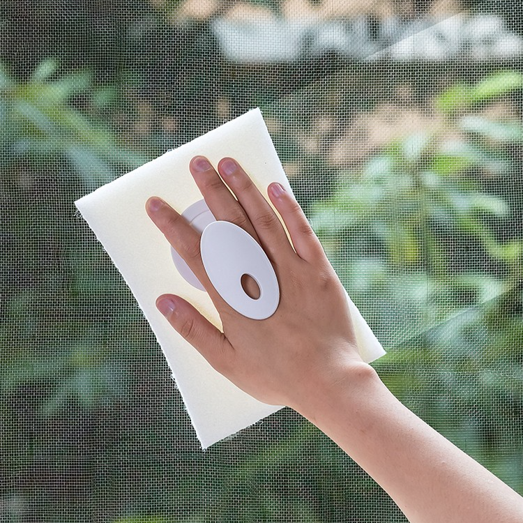 Čisticí ubrousek na rukojeti síťoviny