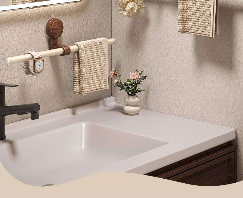 Designový věšák na ručníky bez vrtání v koupelně