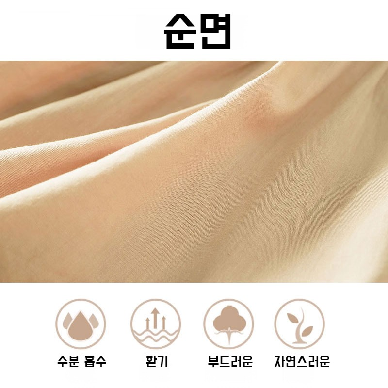 모델이 착용한 인형 셔츠 암문 라운드 탑