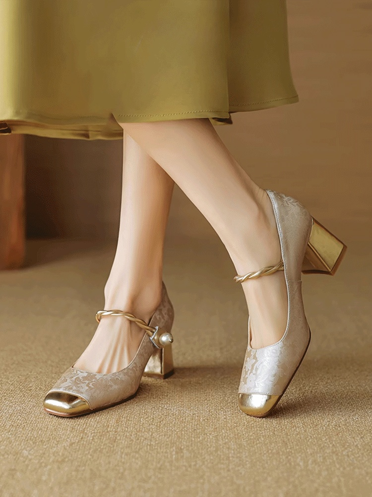 太めヒールスクエアトゥパンプス