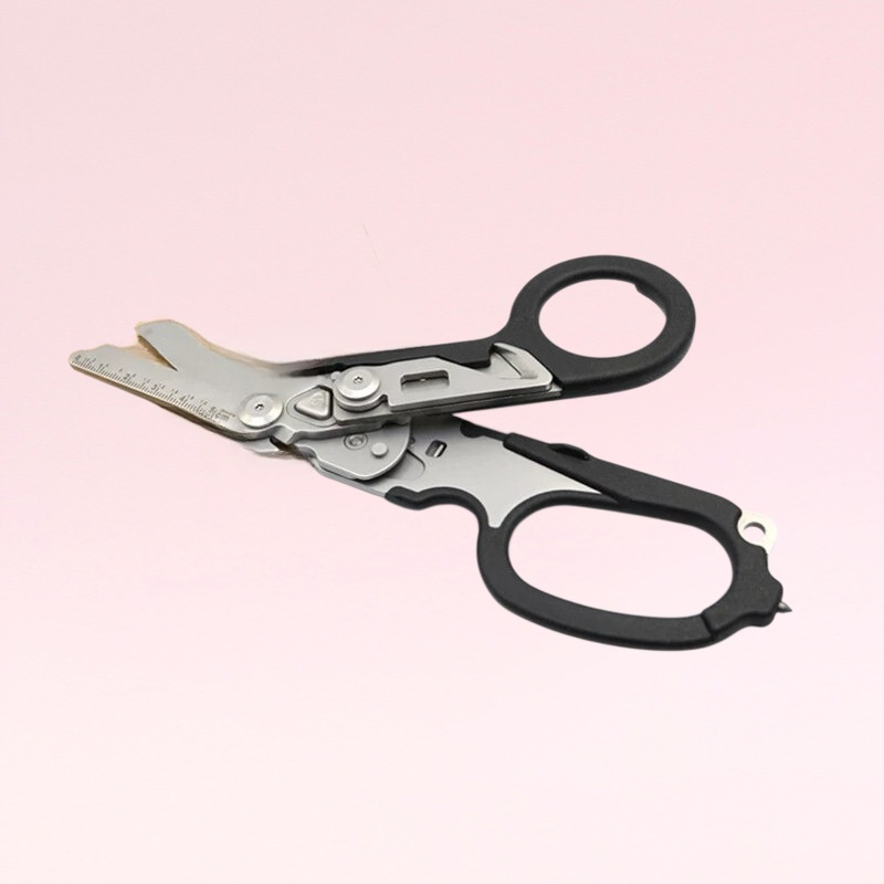 กรรไกรอเนกประสงค์และคีมยุทธวิธีสำหรับการเอาตัวรอดกลางแจ้ง