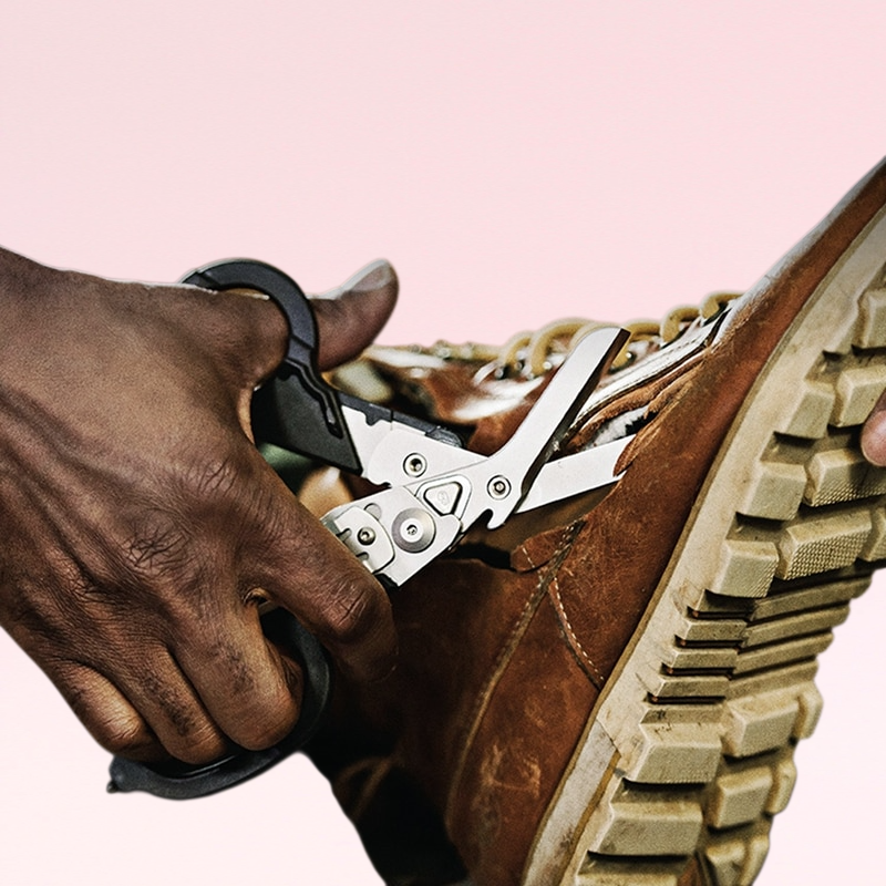 กรรไกรอเนกประสงค์และคีมยุทธวิธีสำหรับการเอาตัวรอดกลางแจ้ง