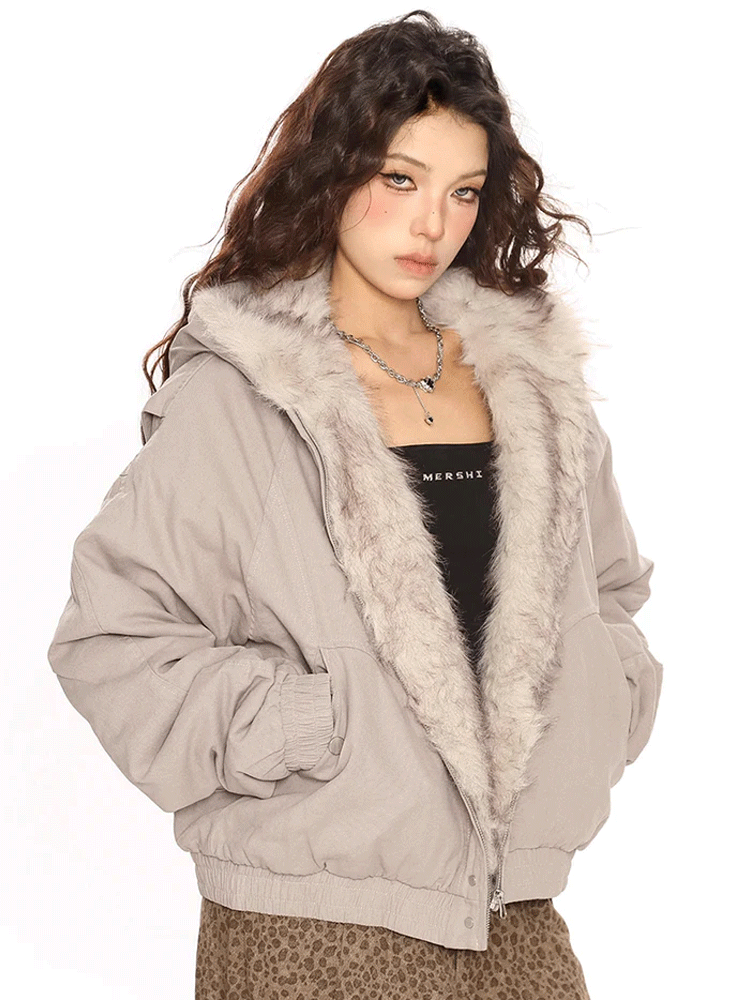 フードつきの毛皮コート