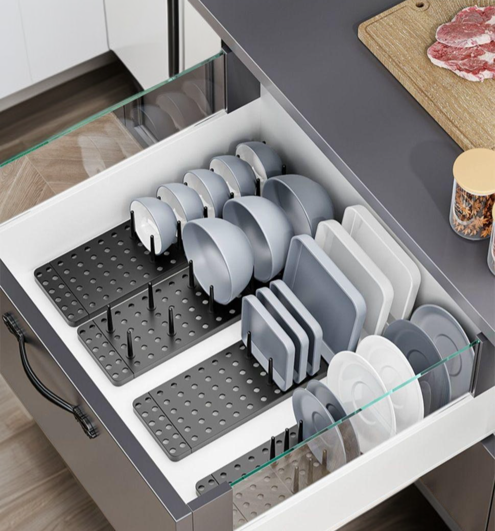 주방 캐비닛 안 그릇 조절 선반 설치 예시