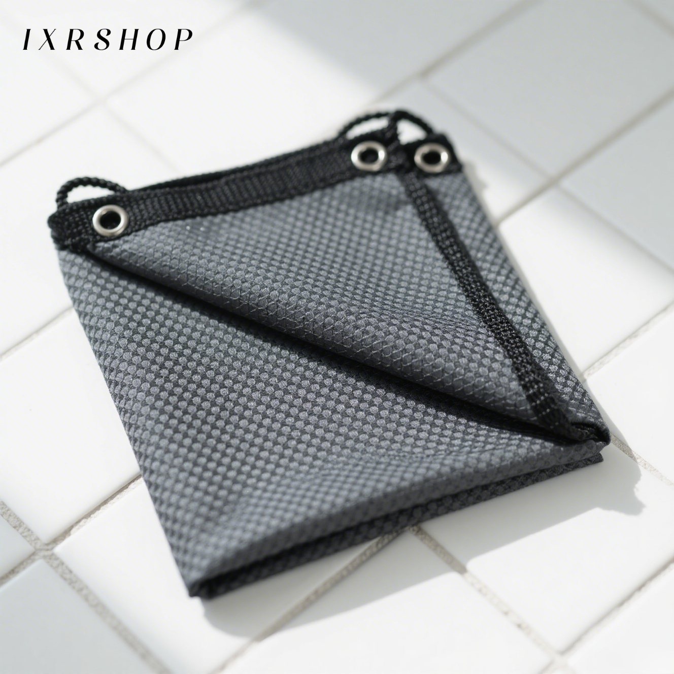 Instalación de malla solar engrosada en jardín