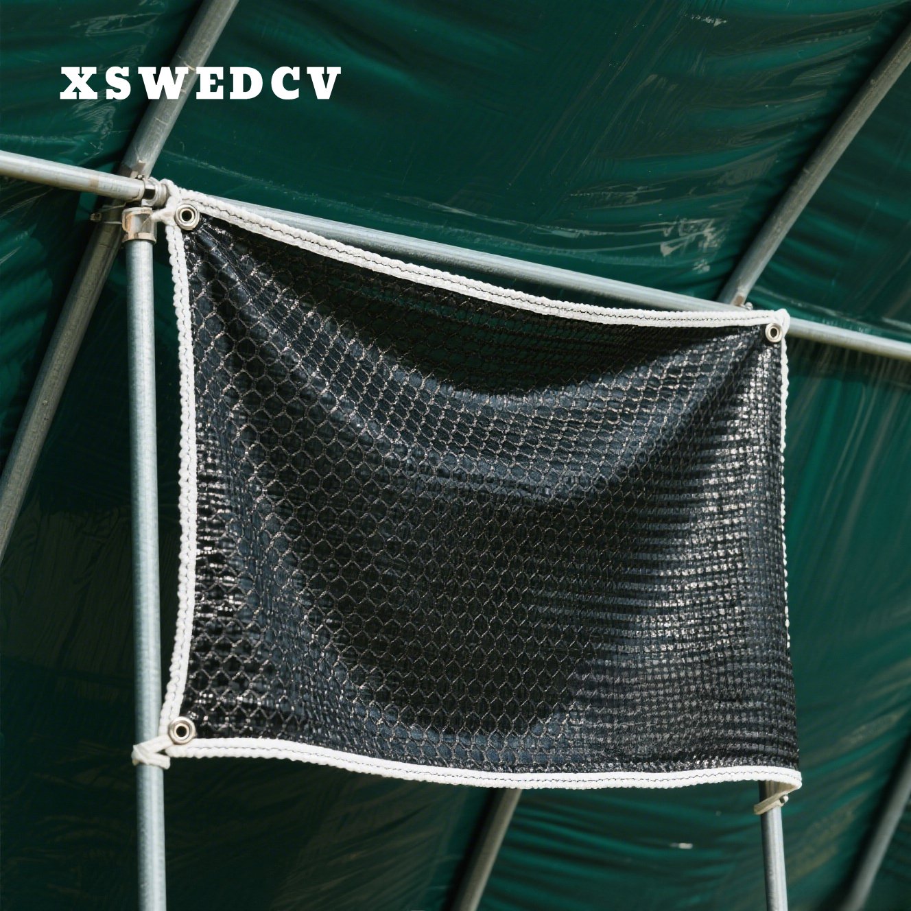 Instalace stínící sítě na poli