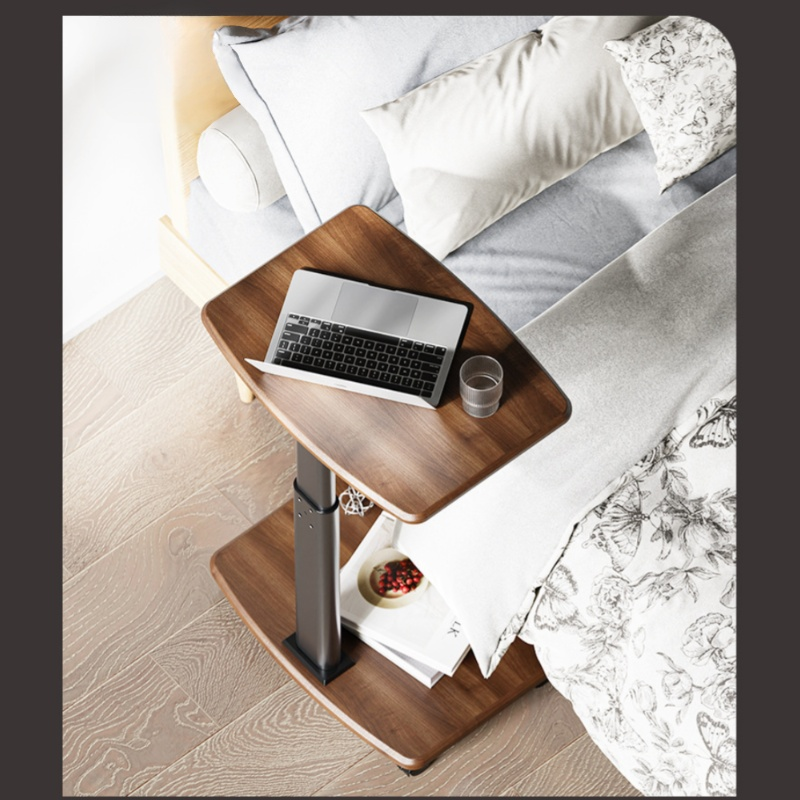 소파 옆 승강 이동 가능한 작은 탁자