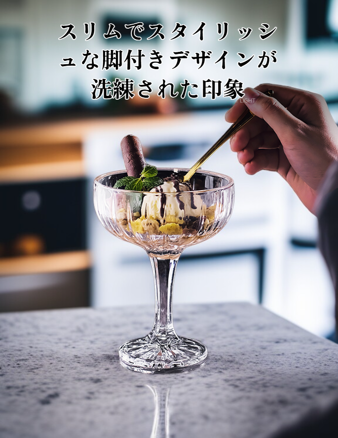 透明な短い花びらの赤ワイングラスの全体写真