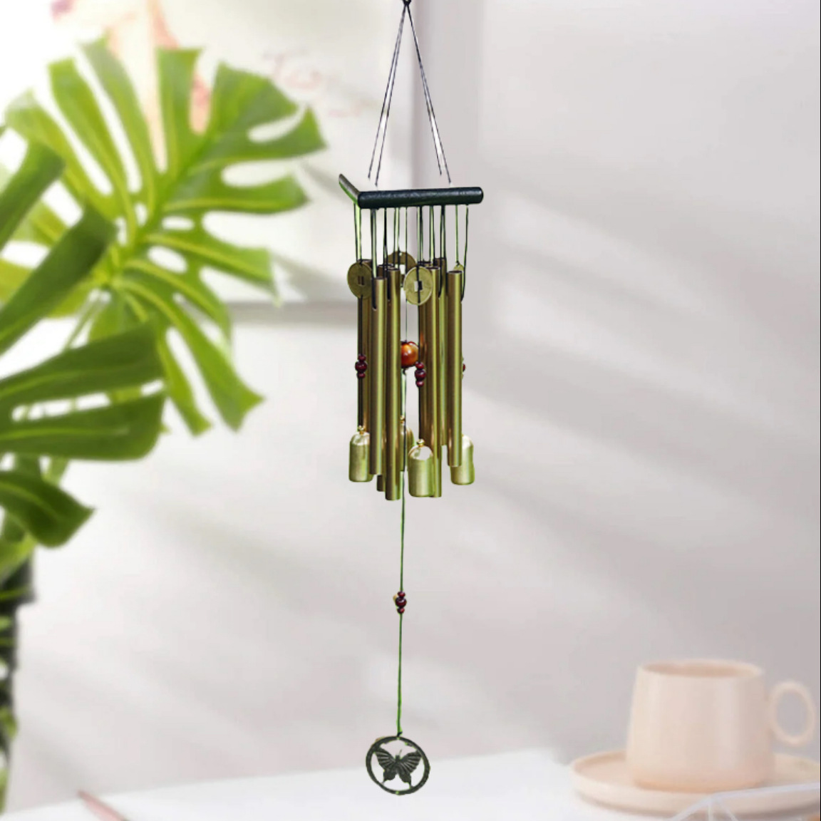 庭に飾ったブロンズウィンドチャイム