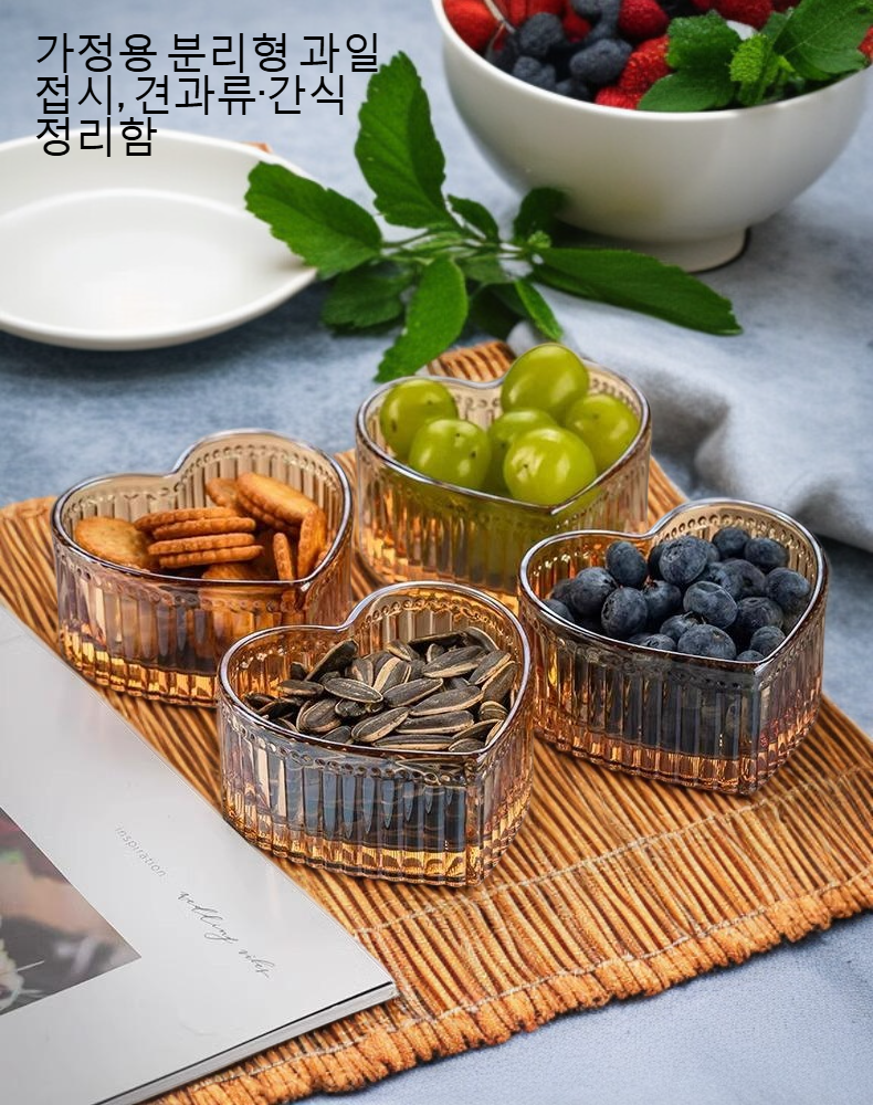 실내 칸막이와 수납함 조합 모습