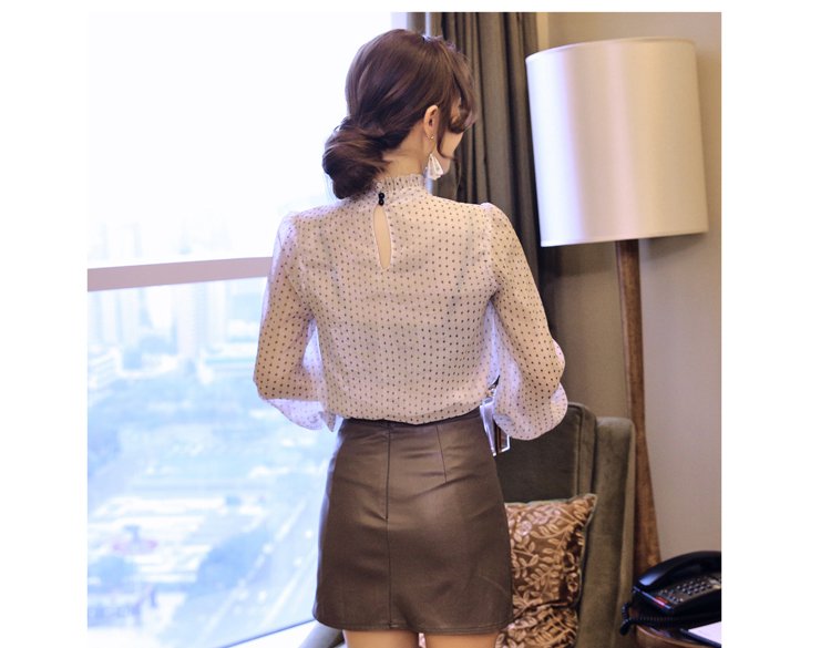 スリムシルエットの水玉柄長袖シャツ側面