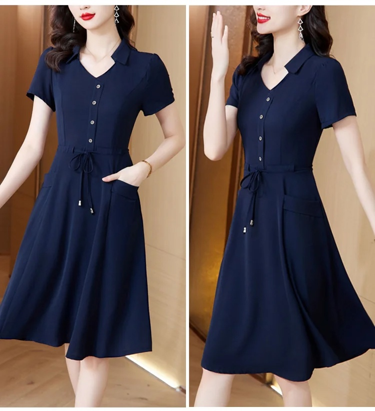 洗練されたワンピースのバックスタイル