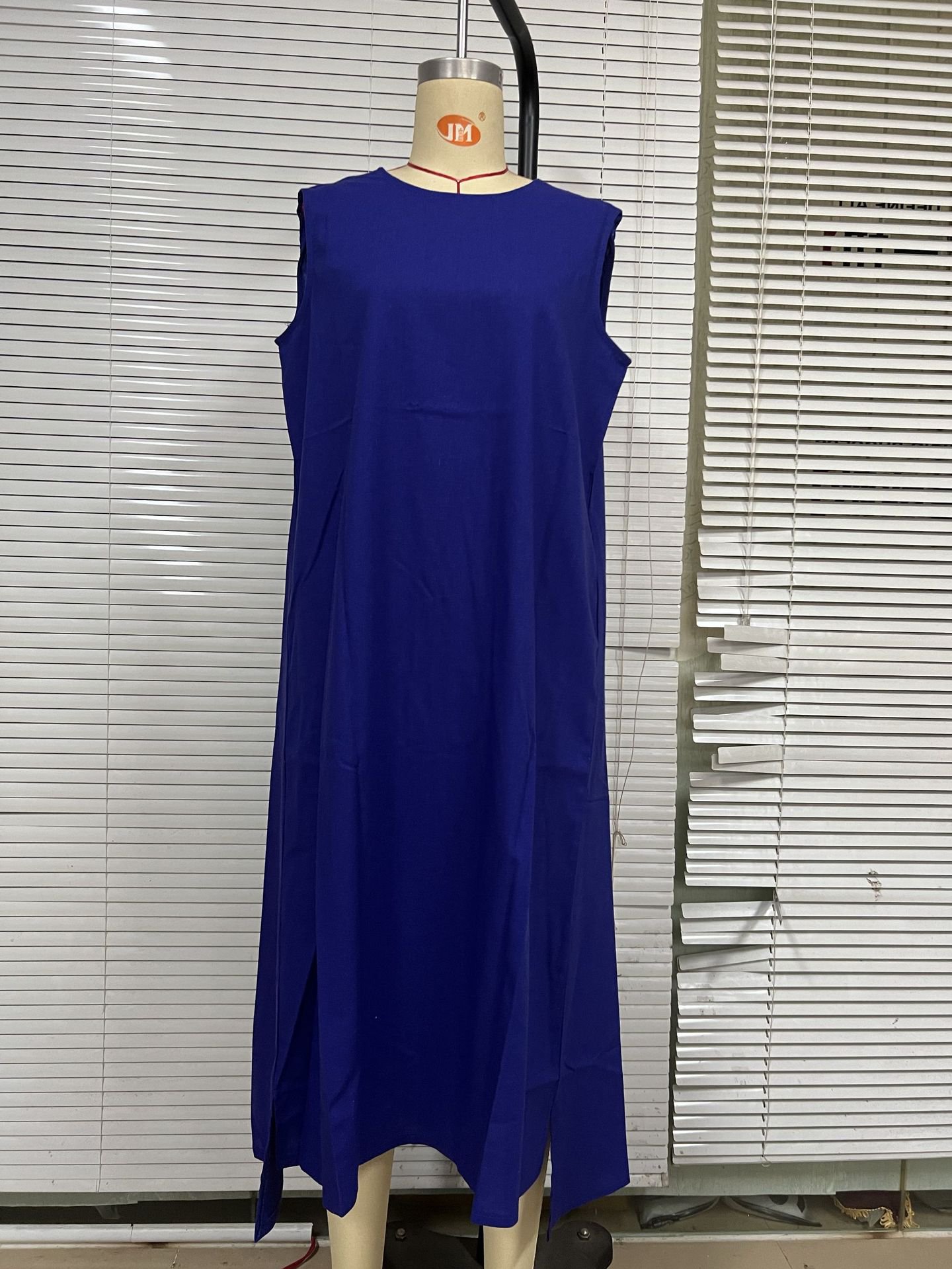 背面から見たノースリーブドレスのシルエット