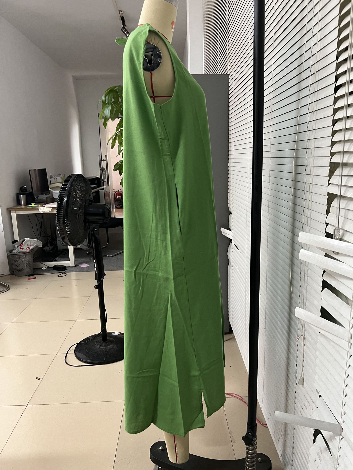 高品質素材を使用したノースリーブドレスのディテール