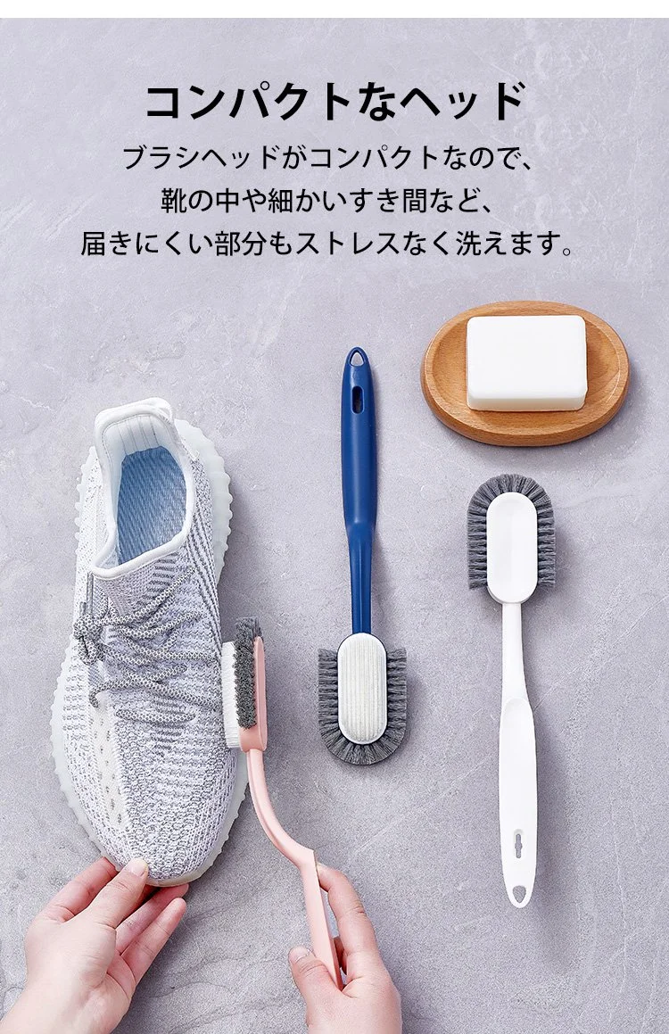 靴用多機能ブラシでスニーカーを洗う様子