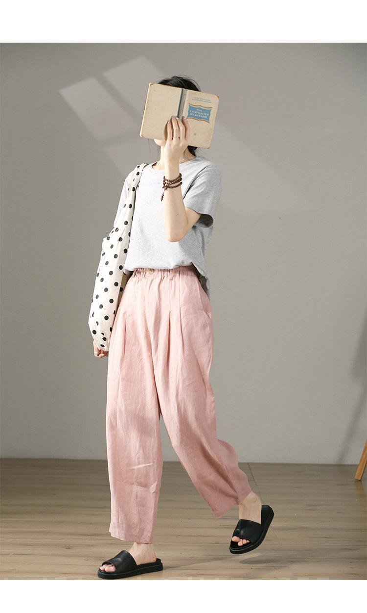 하이웨스트 핑크 바지와 다양한 여성 상의 매치