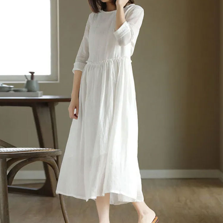 春夏コーディネートの綿麻ワンピース