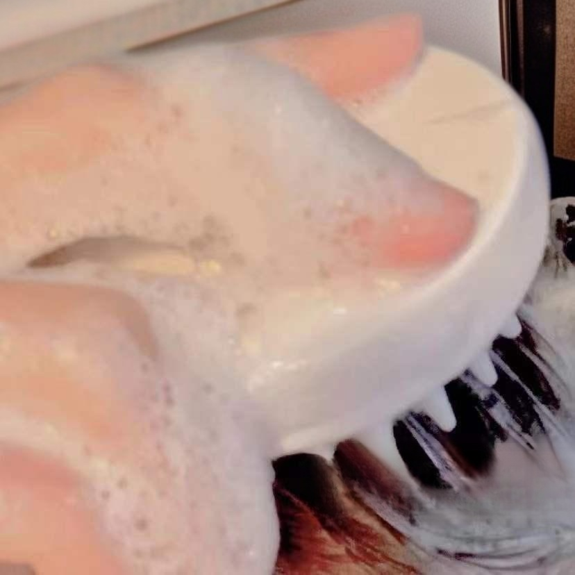 Scalp massage comb for bathing